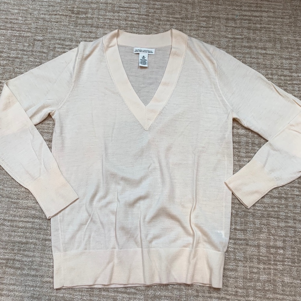BANANA REPUBLIC (SZ M) EXTRA FINE WOOL SWEATER